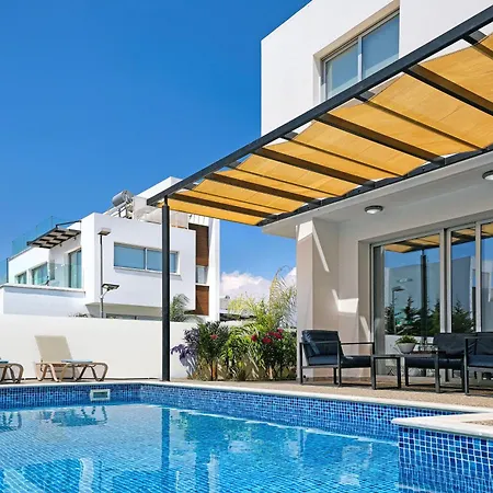 Rosaleen - Center * أيا نابا