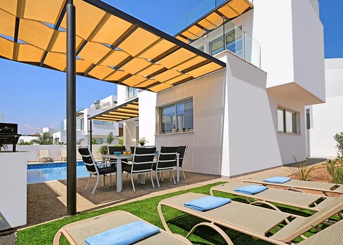 Rosaleen - Center Villa Ayia Napa