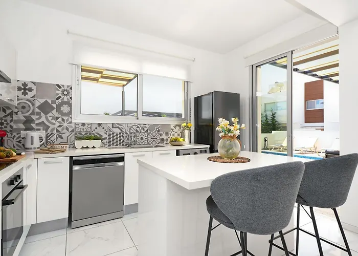 Rosaleen - Center Villa